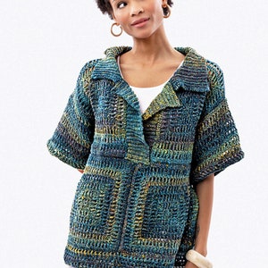 Può includere: Un cardigan all'uncinetto color verde acqua, verde e blu con colletto e maniche corte.