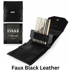 Puede incluir: Un estuche de cuero sint&eacute;tico negro con cierre de cremallera, que contiene un juego de agujas de tejer. El estuche tiene el texto "LYKKE MAKE HAPPY Driftwood Crochet Hook Set" impreso en la parte delantera.