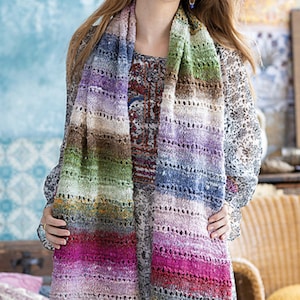 Peut inclure: Une écharpe rayée colorée avec un motif en tricot ajouré. L'écharpe est faite d'un fil doux et présente une variété de couleurs, notamment le rose, le violet, le bleu, le vert et le marron.