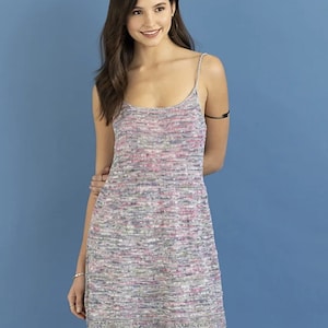 Può includere: Un abito senza maniche in maglia con un motivo multicolore maculato in tonalità rosa, grigio e bianco. L'abito ha una scollatura rotonda e una silhouette dritta e a linea A.