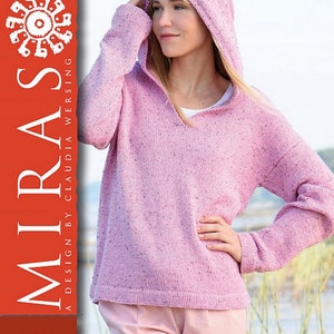 Puede incluir: Un suéter rosa con capucha y un patrón moteado. El suéter tiene cuello en V y mangas largas. La modelo lleva el suéter con un pantalón rosa. El texto "CH'ICHI M5313" es visible en la esquina inferior izquierda de la imagen.