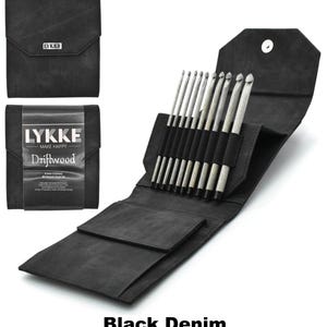 Juego de regalo de agujas de crochet LYKKE Driftwood de 15 cm. Incluye 10 agujas, madera de abedul con resina y estuche a elegir. Piel sintética negra y tela gris. Black Denim