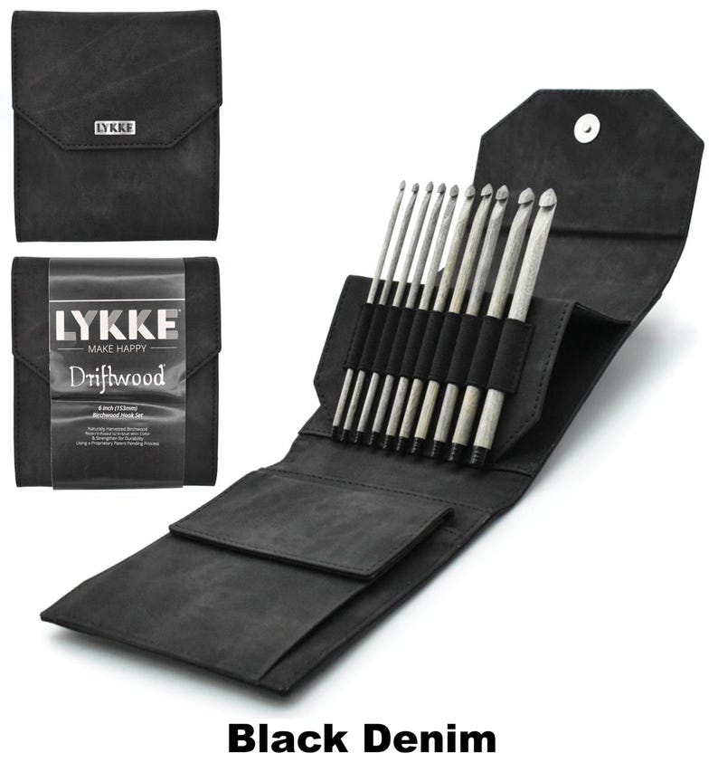 Juego de regalo de agujas de crochet LYKKE Driftwood de 15 cm. Incluye 10 agujas, madera de abedul con resina y estuche a elegir. Piel sintética negra y tela gris. Black Denim