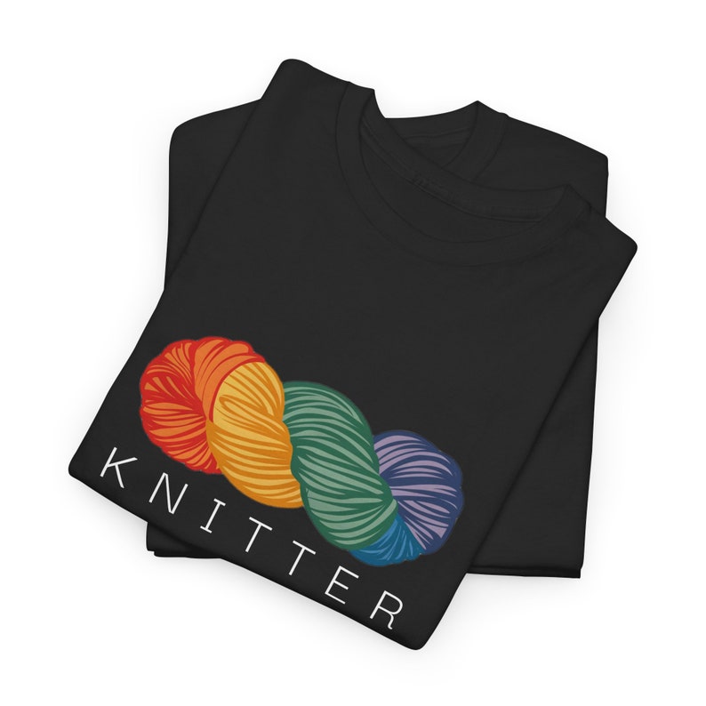 Camiseta de tejedora de hilo arcoíris, camiseta para amantes del hilo, camiseta para tejedora, regalo para mamá, amante del hilo, amante de tejer, regalo para esposa, orgullo tejedor imagen 4