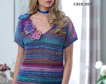 Pode incluir: Um top de crochê multicolorido com decote em V e mangas curtas. O top tem um design de flores de crochê na gola. O top é feito com um fio chamado "Silk Garden Lite" e está disponível nos tamanhos 71/76-112/117 cm.