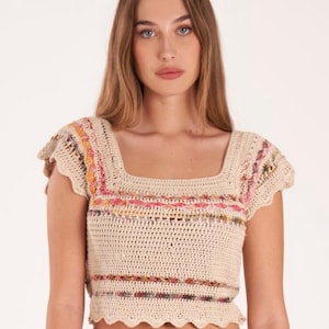 Può includere: Una tazza di ceramica bianca con manico nero e la scritta "But First, Coffee" in nero, con un carattere a mano. La tazza è su una superficie bianca.