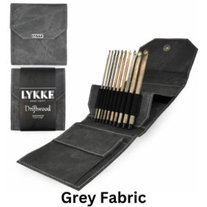Puede incluir: Un estuche para agujas de crochet de tela gris con cierre de cremallera. El estuche est&aacute; abierto para revelar un juego de 12 agujas de crochet de varios tama&ntilde;os. El estuche tiene una etiqueta que dice "LYKKE MAKE HAPPY Driftwood Crochet Hook Set 12 Sizes".