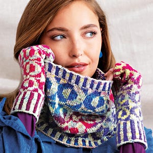 Puede incluir: Un conjunto de cuello y guantes sin dedos de punto con un vibrante diseño geométrico. El cuello es azul con un patrón floral, y los guantes tienen detalles en rosa, blanco y morado. La mujer lleva una chaqueta azul.