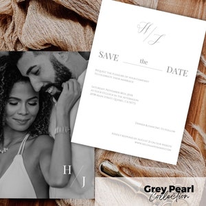 Könnte beinhalten: Eine schwarz-weiße Save-the-Date-Karte für eine Hochzeit mit einem Foto eines sich umarmenden Paares. Die Karte trägt den Text "Save the Date" und die Initialen des Paares "H/J" in einer Schreibschrift. Das Datum der Hochzeit ist mit "Samstag, 18. November 2014 um 16 Uhr" angegeben und der Ort ist "2098 Main Street, Quebec, CA 95771".