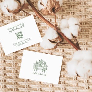 Op de afbeelding: Twee witte kaarten met groene tekst en illustraties worden weergegeven op een geweven oppervlak, naast katoentakken. Eén kaart leest "Gelieve te antwoorden voor 15 september" met een QR-code. De andere kaart zegt "laten we vieren" met een tafelillustratie.