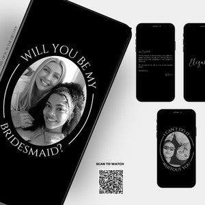 Könnte beinhalten: Schwarzweißfoto von zwei Frauen mit dem Text "Will you be my bridesmaid?" und einem QR-Code. Das Foto ist in einem Kreis mit weißem Rand. Der Text ist in einer weißen serifenlosen Schrift.