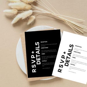以下が含まれることがあります： 2つの結婚式の詳細カード。1つは黒、もう1つは白で、大きな太字の縦書きで「RSVP + DETAILS」と書かれています。カードには、レセプション、道順、雰囲気、ホテルに関する情報が含まれています。カードは、ドライフラワーの入った白いお皿の上にあります。