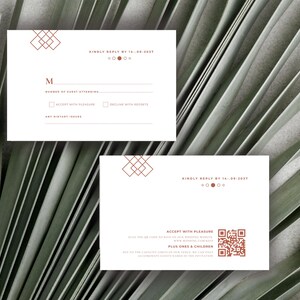 Peut inclure: Deux cartons RSVP de mariage blancs avec des motifs géométriques brun-rouge. Les cartes comportent du texte, dont "KINDLY REPLY BY 14-09-2017" et des invites pour les informations des invités. Le fond est vert texturé.