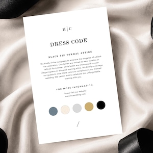 Puede incluir: Una tarjeta rectangular blanca de código de vestimenta para bodas con texto negro en fuente serif y las iniciales H|C en la parte superior. El texto especifica Black Tie Formal Attire y una dirección web. Cinco muestras circulares en azul, crema, gris, dorado y negro aparecen impresas abajo.