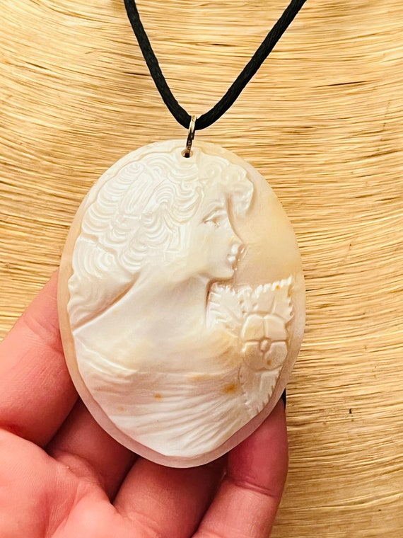 VTG Necklace Italy Cameo Carved Medallion Shell St