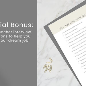 K&ouml;nnte beinhalten: Ein grauer Hintergrund mit einer wei&szlig;en Kaffeetasse und einem wei&szlig;en Blatt Papier mit dem Text "Teacher Interview Questions" und einer Liste von Fragen f&uuml;r ein Lehrer-Vorstellungsgespr&auml;ch. Der Text "Special Bonus: 25+ teacher interview questions to help you land your dream job!" ist ebenfalls sichtbar.
