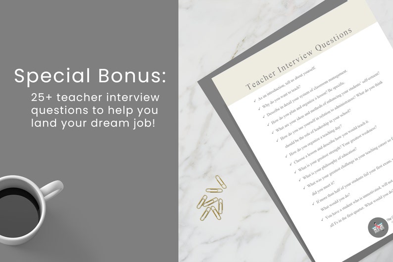 K&ouml;nnte beinhalten: Ein grauer Hintergrund mit einer wei&szlig;en Kaffeetasse und einem wei&szlig;en Blatt Papier mit dem Text "Teacher Interview Questions" und einer Liste von Fragen f&uuml;r ein Lehrer-Vorstellungsgespr&auml;ch. Der Text "Special Bonus: 25+ teacher interview questions to help you land your dream job!" ist ebenfalls sichtbar.