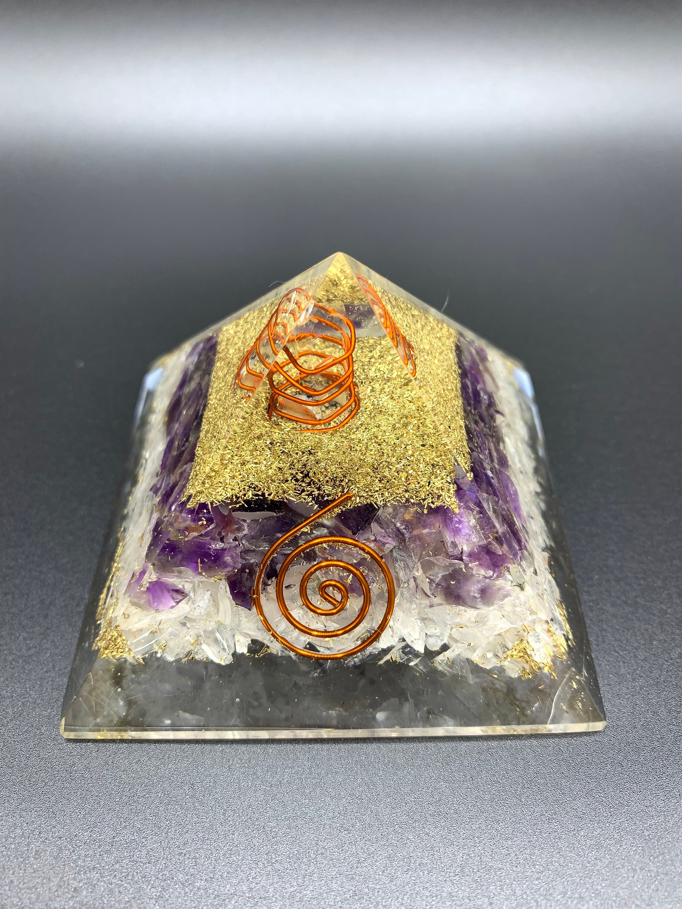 Bergkristall programmiert nach Agnihotra 314 Amethyst Orgonit Pyramide