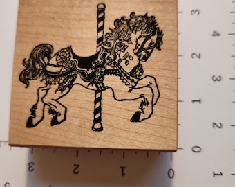 Sello de goma vintage con diseño de caballo de carrusel – PSX 1998, montado en madera.