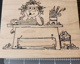 Sello de goma para escritorio de profesor Judith 1993: Escena de aula caprichosa, montado en madera
