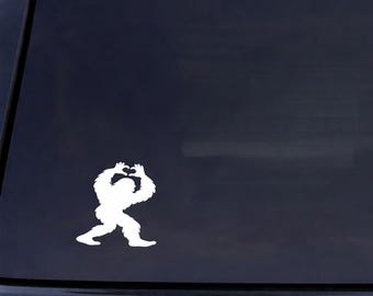 Pegatina de vinilo de Sasquatch con manos en forma de corazón – Calcomanía de críptido Bigfoot (resistente a la intemperie)