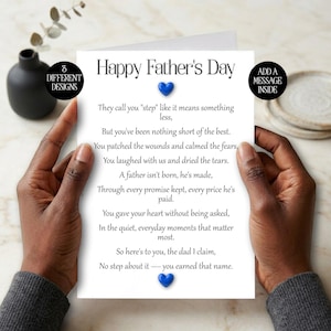 Può includere: Un biglietto d'auguri bianco con testo nero che recita Happy Father's Day seguito da una poesia su un patrigno. Il biglietto presenta due piccoli ornamenti a forma di cuore blu, uno sopra e uno sotto il testo della poesia. Il biglietto è tenuto.