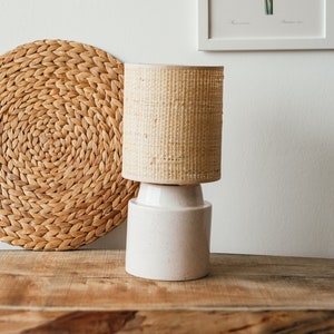 Ronde, minimalistische wit - pyrietwitte keramische tafellamp met raffia-drum stoffen kap Ideaal voor minimalistische, moderne of Japanse interieurs