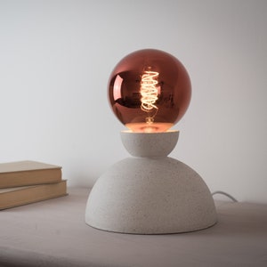 Biała okrągła nowoczesna ceramiczno-gliniana lampa stołowa