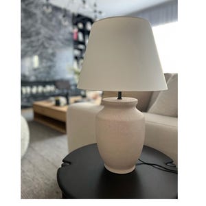 Teksturowana ceramiczna lampka nocna: biała glina i trzonek z brązu