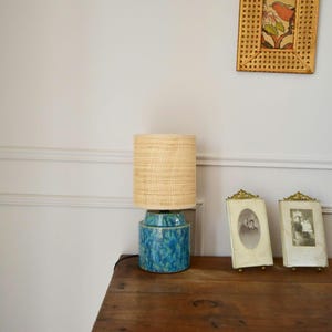 Lampada da comodino in ceramica smaltata a mano cristallina blu-verde con paralume in rafia/rattan