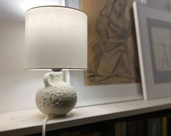 Getextureerde keramische tafellamp: flesvorm met handvat, witte kap