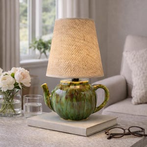 Handgefertigte Pistaziengrüne Teekannenlampe mit Bastschirm, Boho Cottagecore Nachttischbeleuchtung