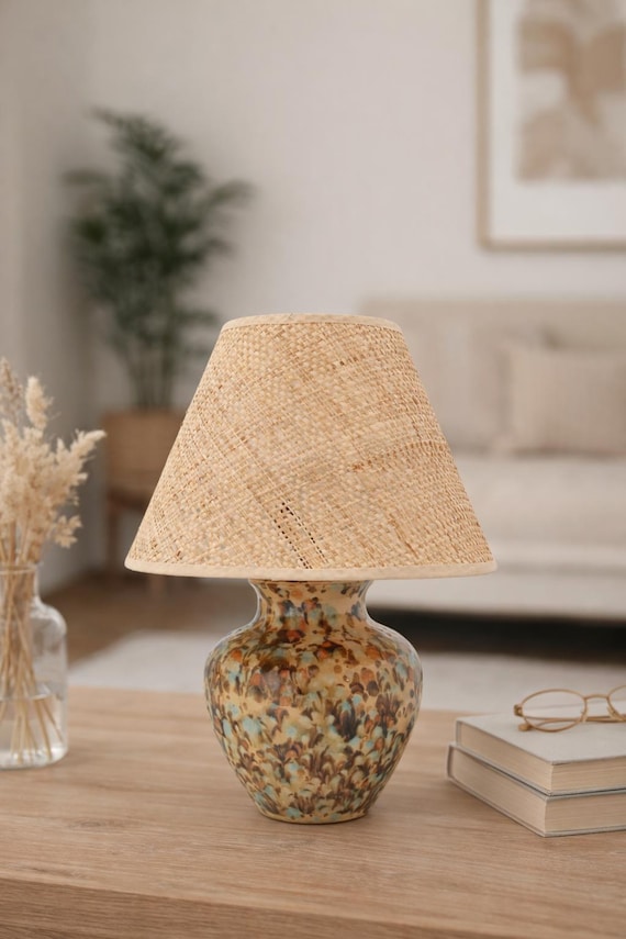 Braun-blau rötliche ,beige fließende kristallklare handglasierte Nachttisch Keramik Lampe mit Bast Stoffschirm