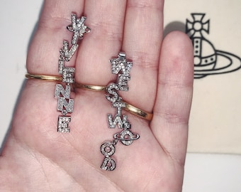 Vivienne Westwood Boucles d'oreilles en argent avec lettres et cristaux Swarovski