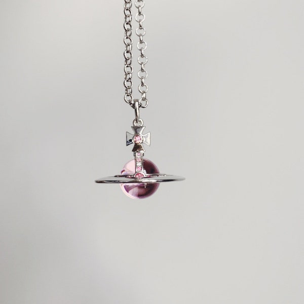 Collar de cadena con colgante de orbe 3D grande plateado y rosa de Vivienne Westwood con cristales Swarovski