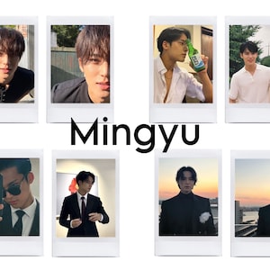 Peut inclure: Un collage de photos Polaroid représentant un jeune homme dans différents contextes et tenues. Les photos le montrent portant une chemise noire, une chemise blanche, un costume et un col roulé noir. Les photos sont disposées en grille et le mot "Mingyu" est écrit en grandes lettres sous les photos.