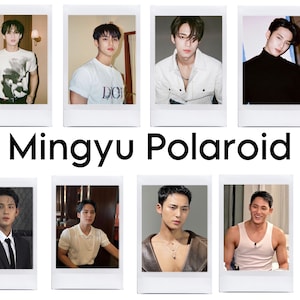 Peut inclure: Un collage de neuf photos Polaroid représentant un jeune homme aux cheveux noirs. Les photos le montrent dans différentes poses et tenues, notamment un t-shirt blanc, un col roulé noir, une chemise blanche boutonnée et une veste en cuir. Le titre "Mingyu Polaroid" est écrit en noir sous les photos.