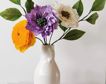 Handgjord blombukett av kräpppapper: Scabiosa, Ranunkel blomsterarrangemang
