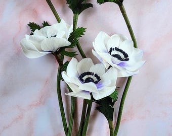 Flor de anémona de papel crepé hecha a mano: decoración floral realista