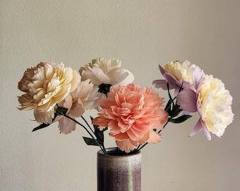 Bomba de papel crepé hecha a mano con peonías: decoración floral vibrante para el hogar