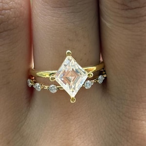 Kite 2.50 CT Lozenge Cut Near Colorless Moissanite Ring Set Prong Set Solitaire Engagement Ring Unique Wedding Ring Anniversary Gift