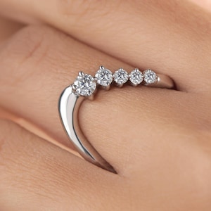 14K Solid Gold Curved Stacking Band Dainty Round Moissanite Wedding Band Chevron Curve Ring For Women Curve Contour Band Anniversary Gift