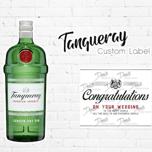 Op de afbeelding: Een groene glazen fles Tanqueray London Dry Gin met een rood etiket en een aangepast etiket met de tekst "Gefeliciteerd met jullie huwelijk aan het gelukkige paar, alle goeds voor onze favoriete mensen".