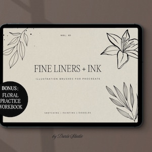 Può includere: Un tablet digitale che mostra una bozza di un prodotto per Procreate, un'app di arte digitale. Il prodotto è un set di pennelli a punta fine e inchiostro per creare illustrazioni. Il testo sul tablet recita "Fine Liners + Ink" e "Illustration Brushes for Procreate". Il testo "Bonus: Floral Practice Workbook" è anche visibile sul tablet. Una Apple Pencil bianca è appoggiata su una superficie marrone accanto al tablet.