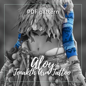 Könnte beinhalten: Ein Schwarzweißbild einer Person mit einem blauen und weißen Tattoo am Arm. Das Tattoo ist ein Tribal-Design und der Text "Aloy Tenakth Arm Tattoo" ist unter dem Bild geschrieben. Der Text "PDF pattern" ist oben im Bild geschrieben.