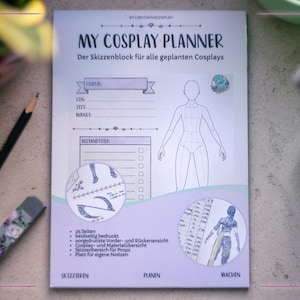 Op de afbeelding: Een cosplay planner met de titel "MY COSPLAY PLANNER" in zwarte letters op een witte en lavendelkleurige achtergrond. De planner bevat secties voor planning, schetsen en notities. Een potlood en gum zijn zichtbaar.