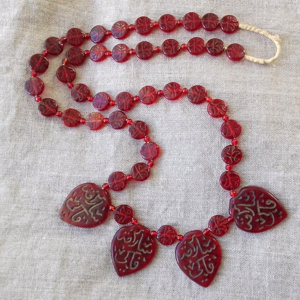 Perles commerciales authentiques en collier de verre rouge cerise pour les marchés du Moyen-Orient