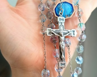 Crucifijo de plata esterlina vintage y rosario de cristal artístico con iris, medalla de esmalte guilloché