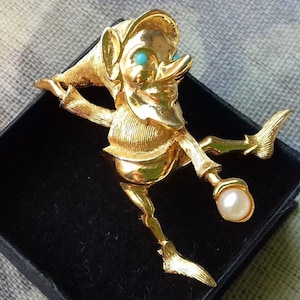 Marcel Boucher - Authentique broche fantaisiste vintage, elfe jouant au ballon
