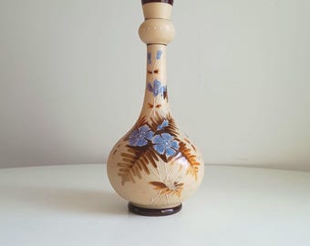Jarrón Art Nouveau de vidrio satinado esmaltado: decoración de acianos, Bohemia, década de 1890